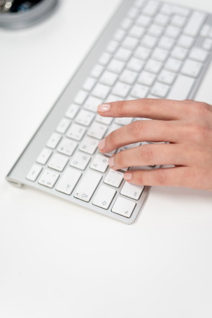 Praca przy laptopie podczas przygotowania dokumentów firmy